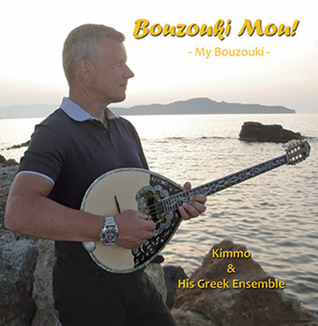Bouzoki Mou (Kimmo Hyyppä) från Åbo underhåller med grekisk musik