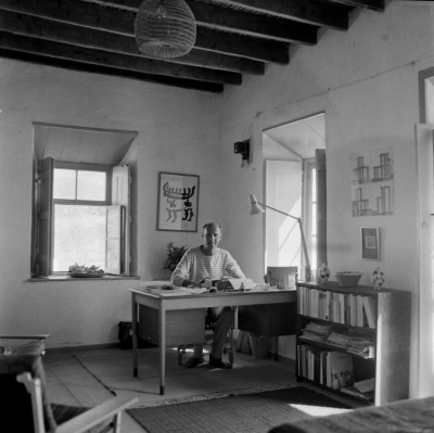 Göran Schildt vid skrivmaskin