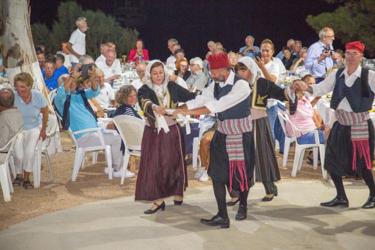 Άρτεμις, παραδοσιακοί χοροί